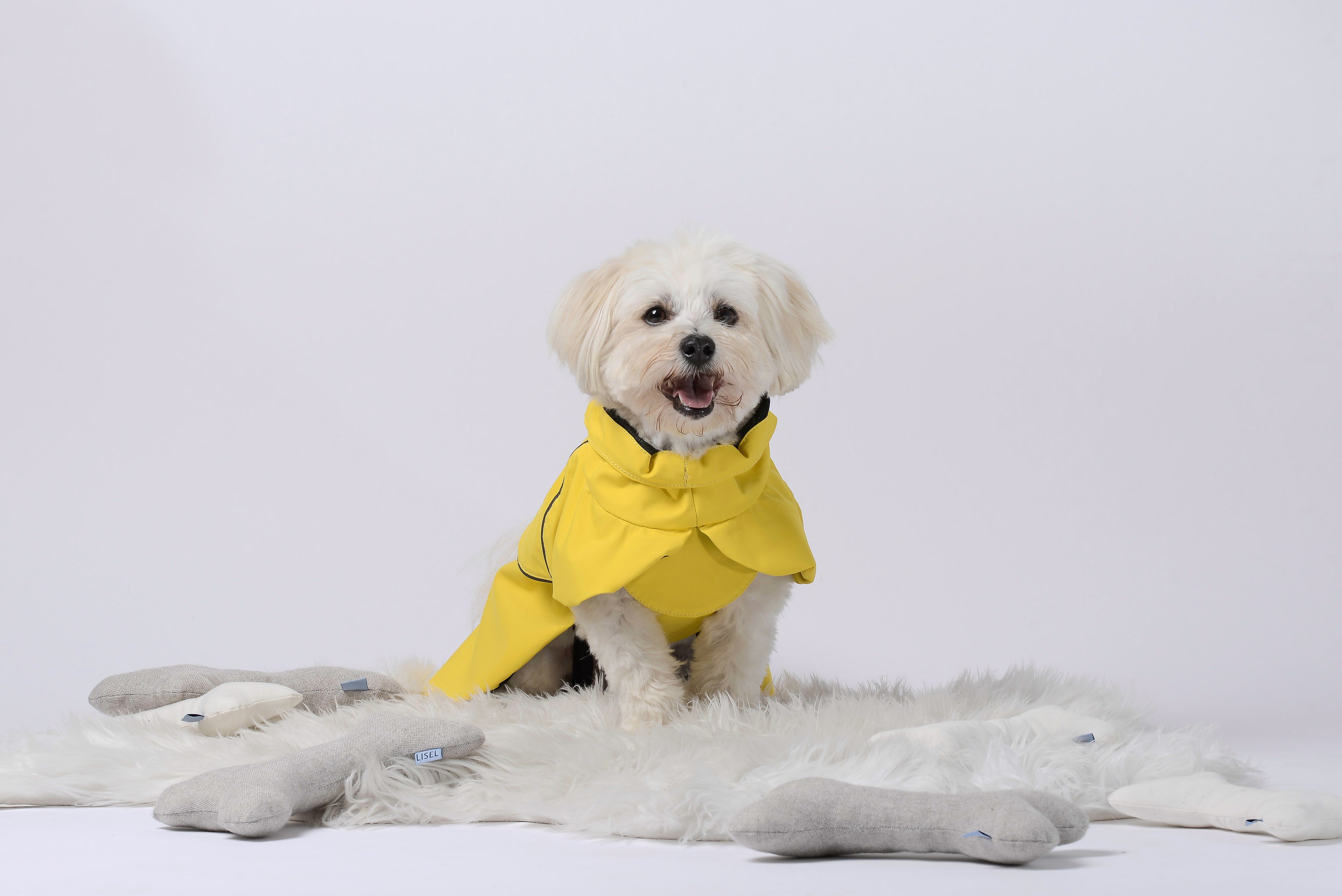 This jacket features a 2-in-1 integrated harness.